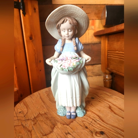 LLADRO "BOUNTIFUL BLOSSOMS" PORCELAIN FIGURINE #6756-RARE - Picture 1 of 9